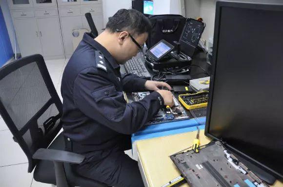 黑客24小时app接单提现的真相:便捷背后隐藏的法律风险与安全陷阱 第1张 黑客24小时app接单提现的真相:便捷背后隐藏的法律风险与安全陷阱 第1张