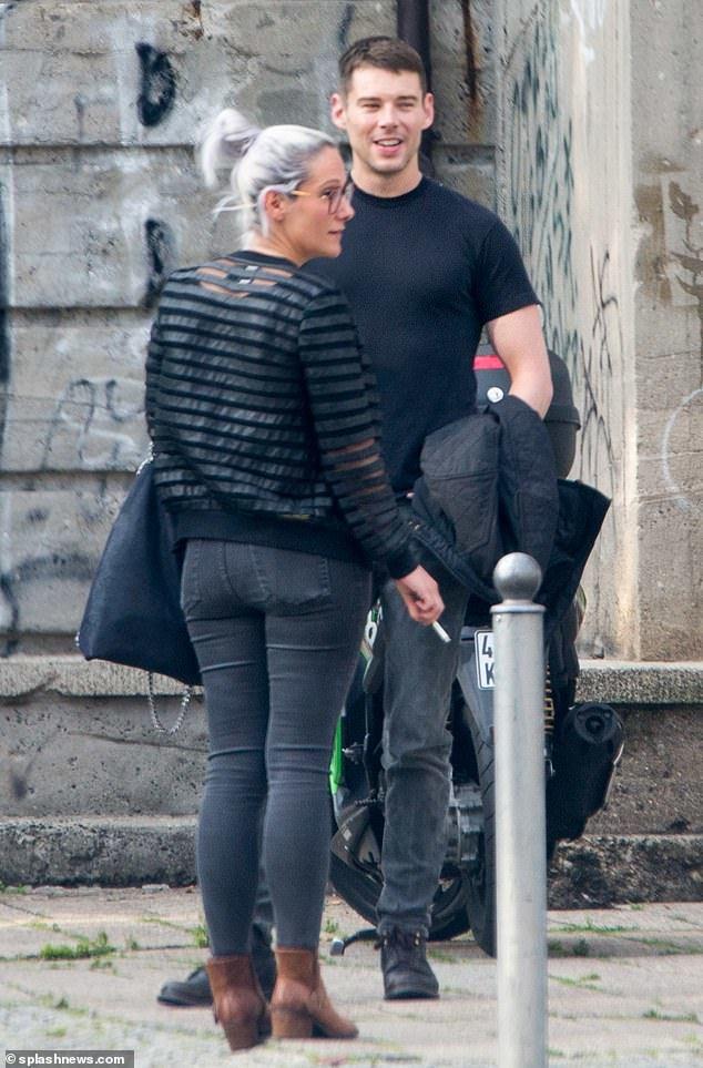 黑客在线QQ接单技术全解析:揭秘灰色产业链运作与安全防范指南 第3张 黑客在线QQ接单技术全解析:揭秘灰色产业链运作与安全防范指南 第3张