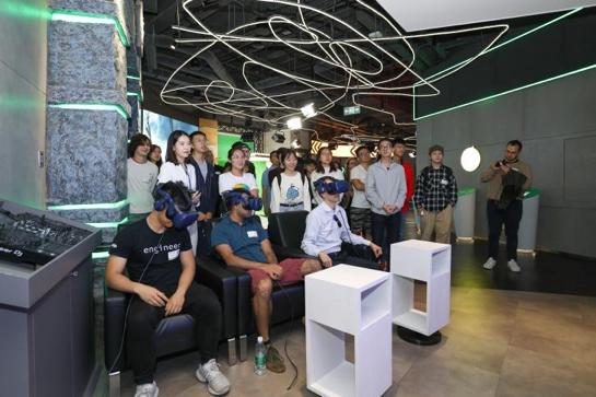 40岁了学编程已经太晚了?揭秘成年人的编程学习优势与成功转型路径